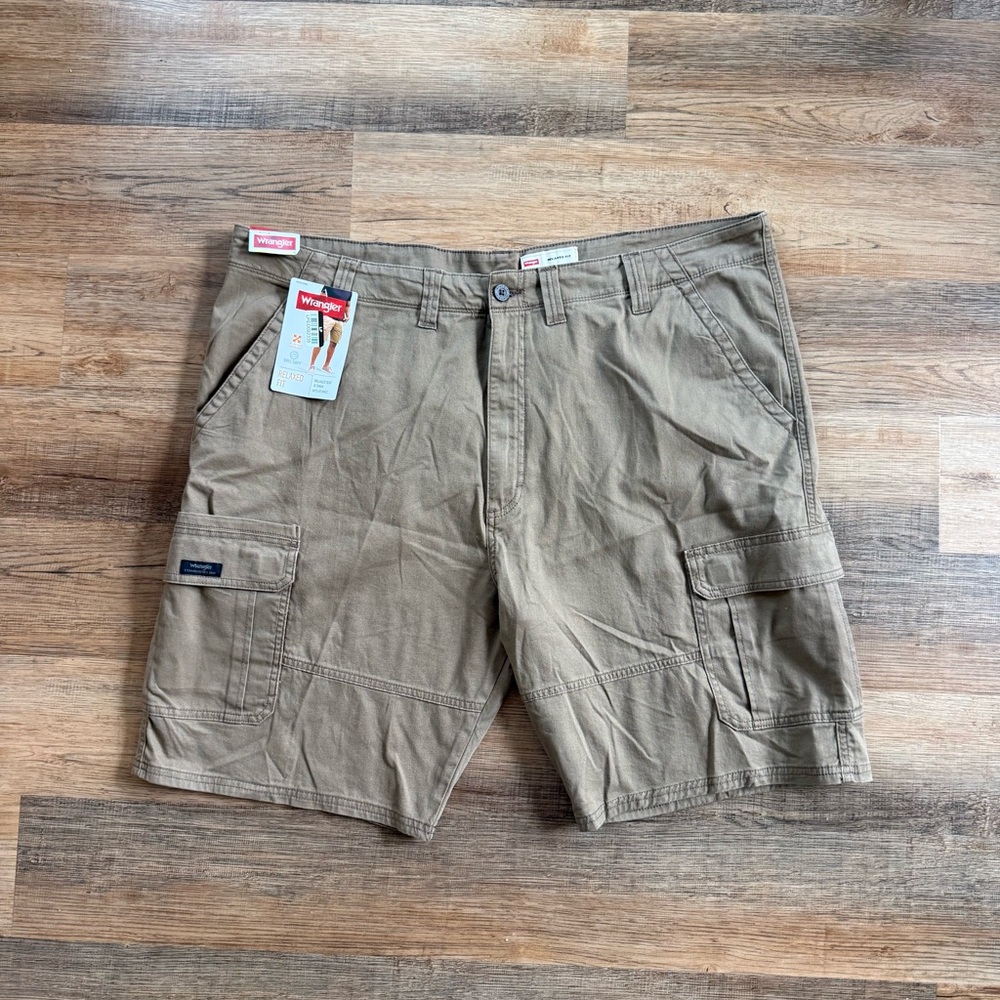 Wrangler Men's Khaki Cargo Shorts size 44x10 NWT